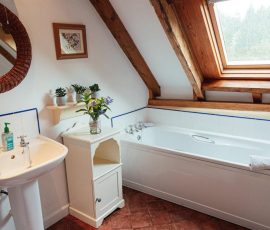 Author: Emma Stoner
Aperture: 8
Camera: Canon EOS 5D Mark III
Iso: 1600
Copyright: Emma Stoner Allensdown Barn Bathroom