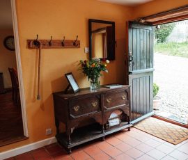 Author: Emma Stoner
Aperture: 6
Camera: Canon EOS 5D Mark III
Iso: 1000
Copyright: Emma Stoner Allensdown Barn Spacious Entrance Hall