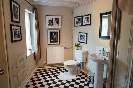 Author: Emma Stoner
Aperture: 5
Camera: Canon EOS 5D Mark III
Iso: 1600
Copyright: Emma Stoner Spacious Bathrooms