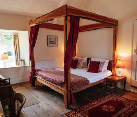 Author: Emma Stoner
Aperture: 4
Camera: Canon EOS 5D Mark III
Iso: 1600
Copyright: Emma Stoner Beautiful Four Poster Bed