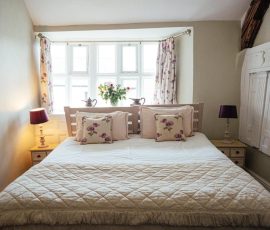 Author: Emma Stoner
Aperture: 5
Camera: Canon EOS 5D Mark III
Iso: 1600
Copyright: Emma Stoner Original Oak Paneled Bedroom